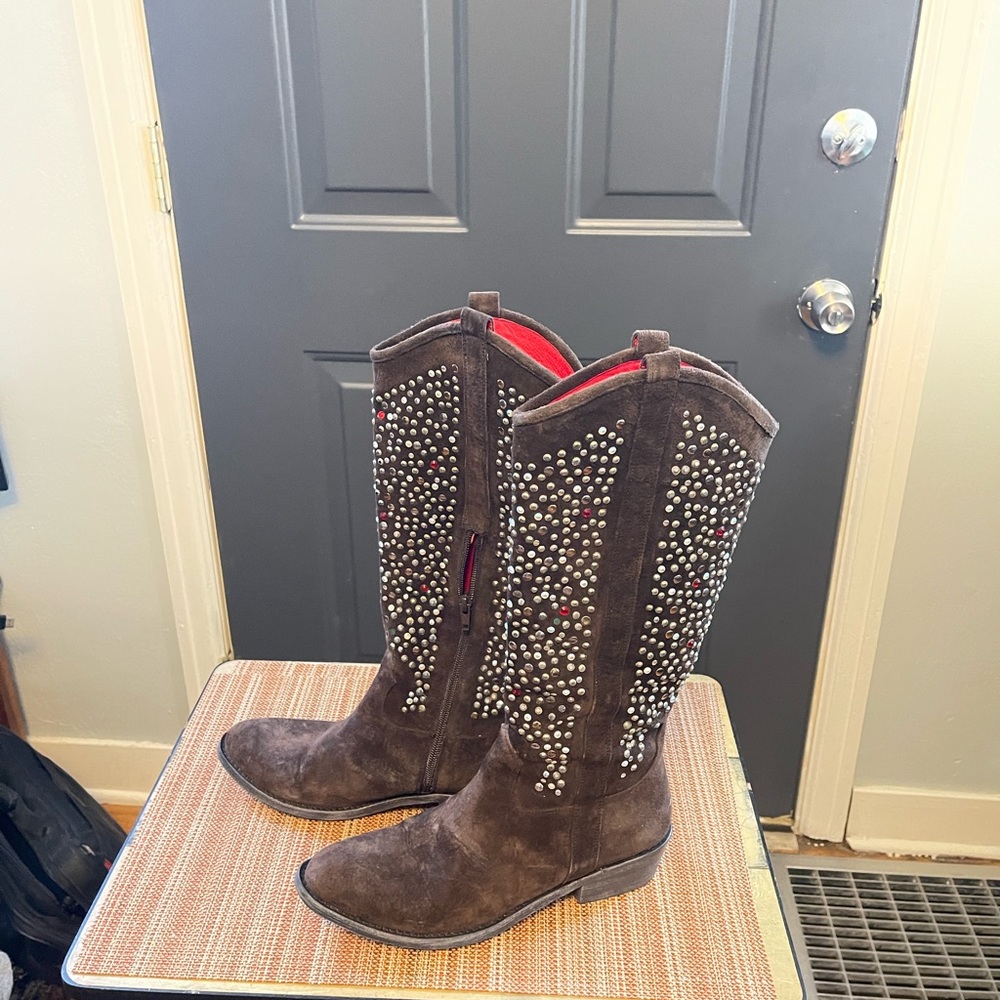 Beverly Feldman stud and shimmer boots !